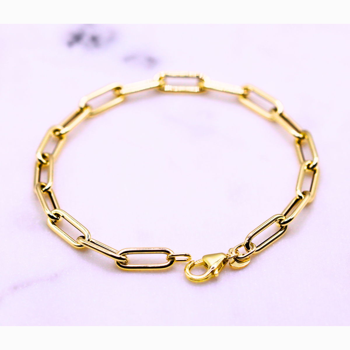 Paperclip armband 5 mm 14k goud, opengelegd in lus op natuursteen