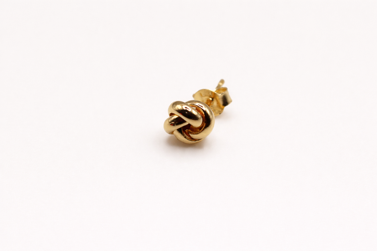 Knoop oorsteker 8 mm 14k goud, schuin aanzicht met vlindersluiting