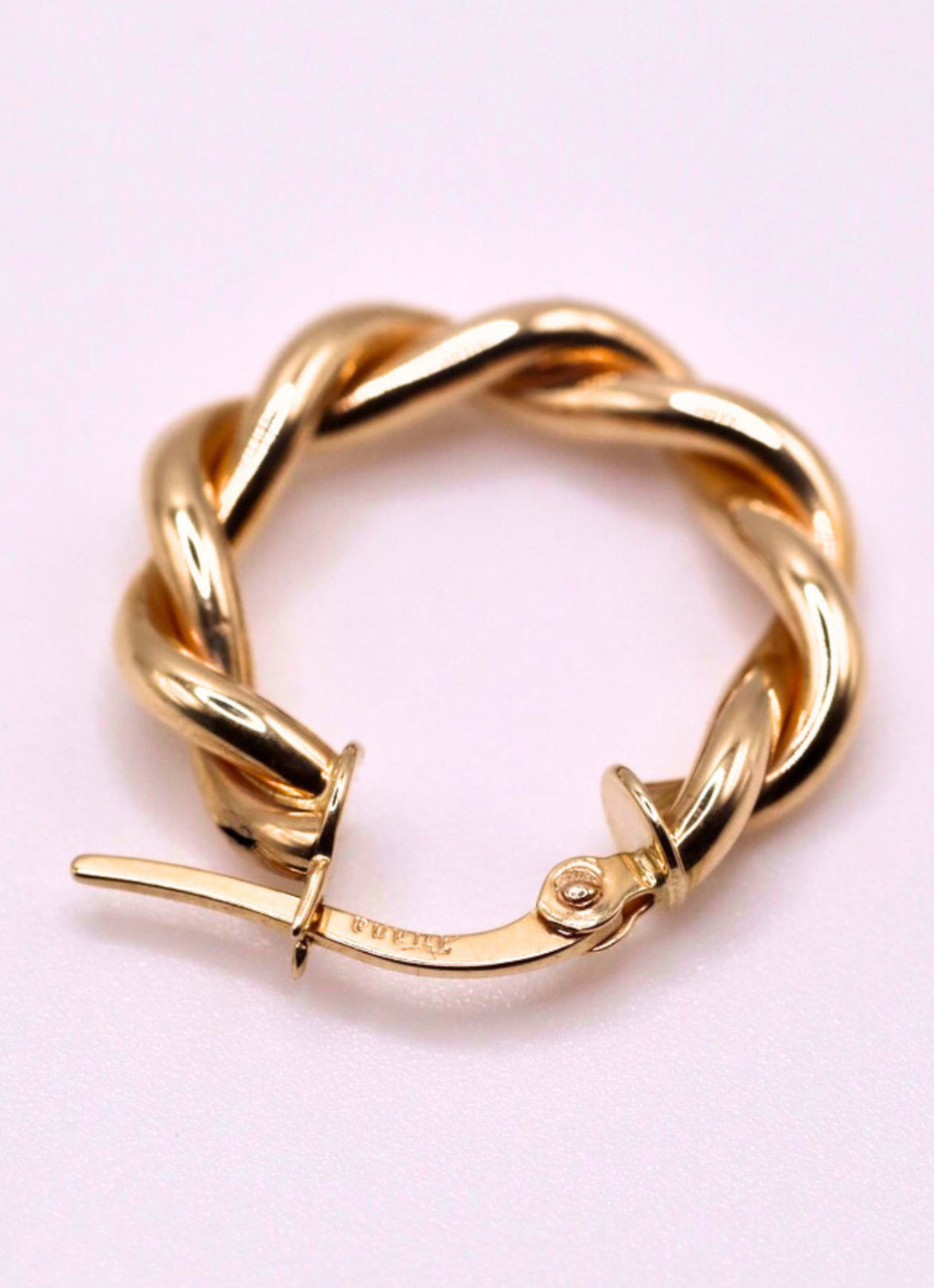 Gevlochten oorringen 18 mm 14k goud, detail van de klapsluiting