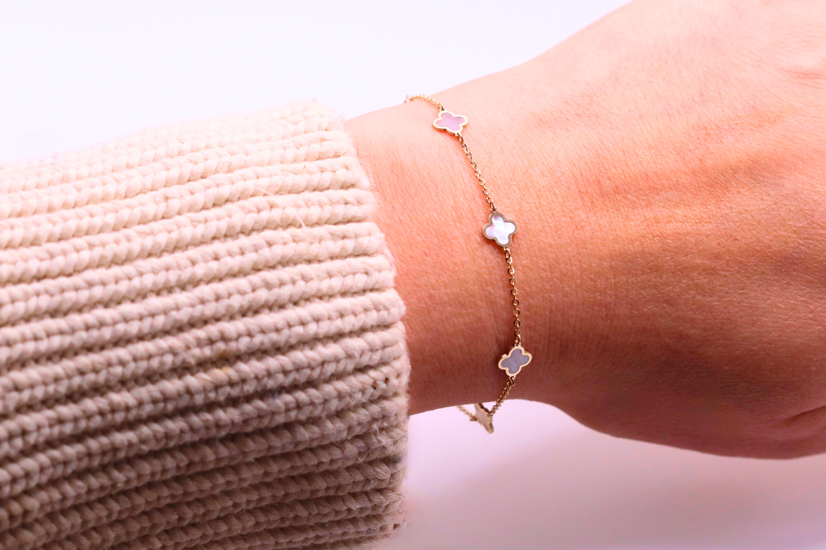 Klaver armband parelmoer detail 1 mm 14k goud, gedragen om de pols