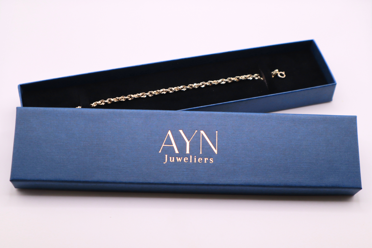 Klaver armband parelmoer detail 1 mm 14k goud in open marineblauwe AYN juwelenbox
