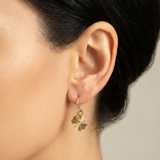Oorhangers bloem 19 mm 14k goud, gedragen in het oor