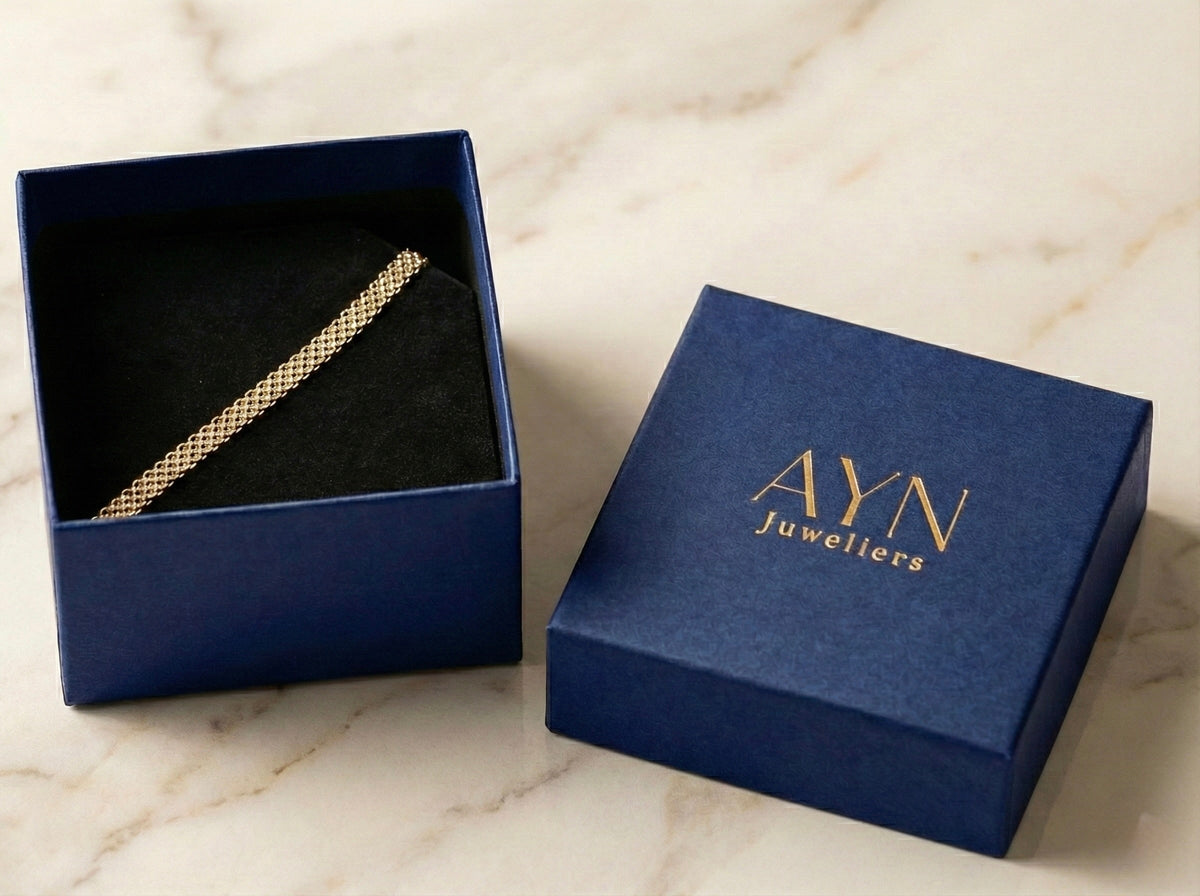 Bismarck ketting 5,5 mm 14k goud in open blauwe AYN juwelenbox met logo op het deksel