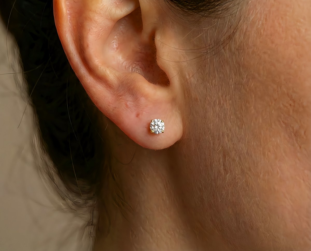 Solitaire oorstekers zirkonia 14k goud, gedragen in het oor