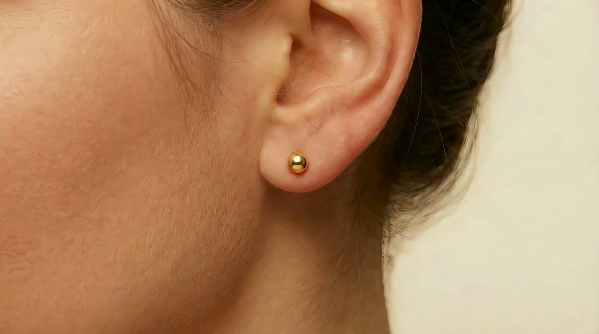 Bol oorstekers 4 mm 14k goud, gedragen in het oor