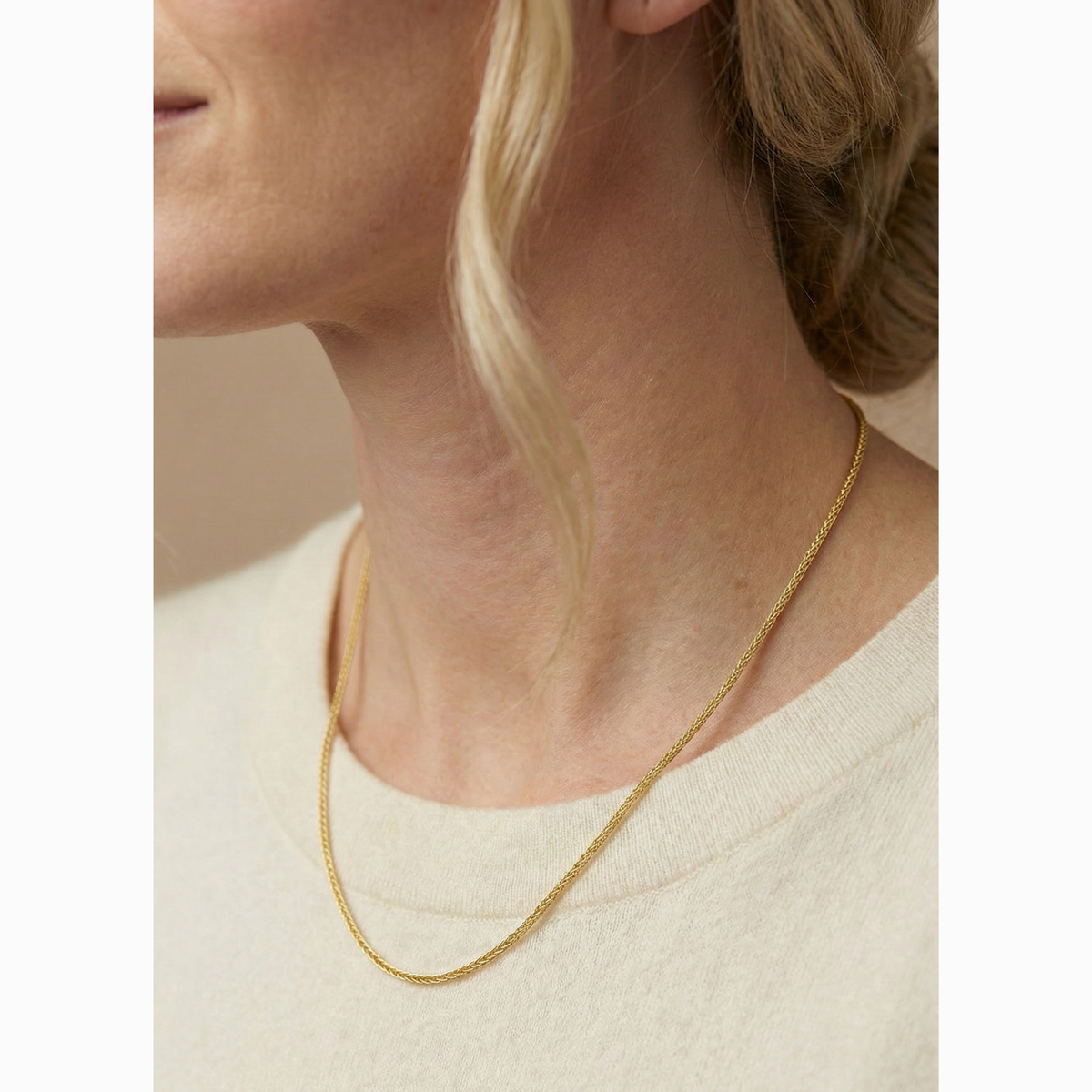 Vossenstaart ketting 2 mm 14k goud, gedragen om de hals, zijaanzicht