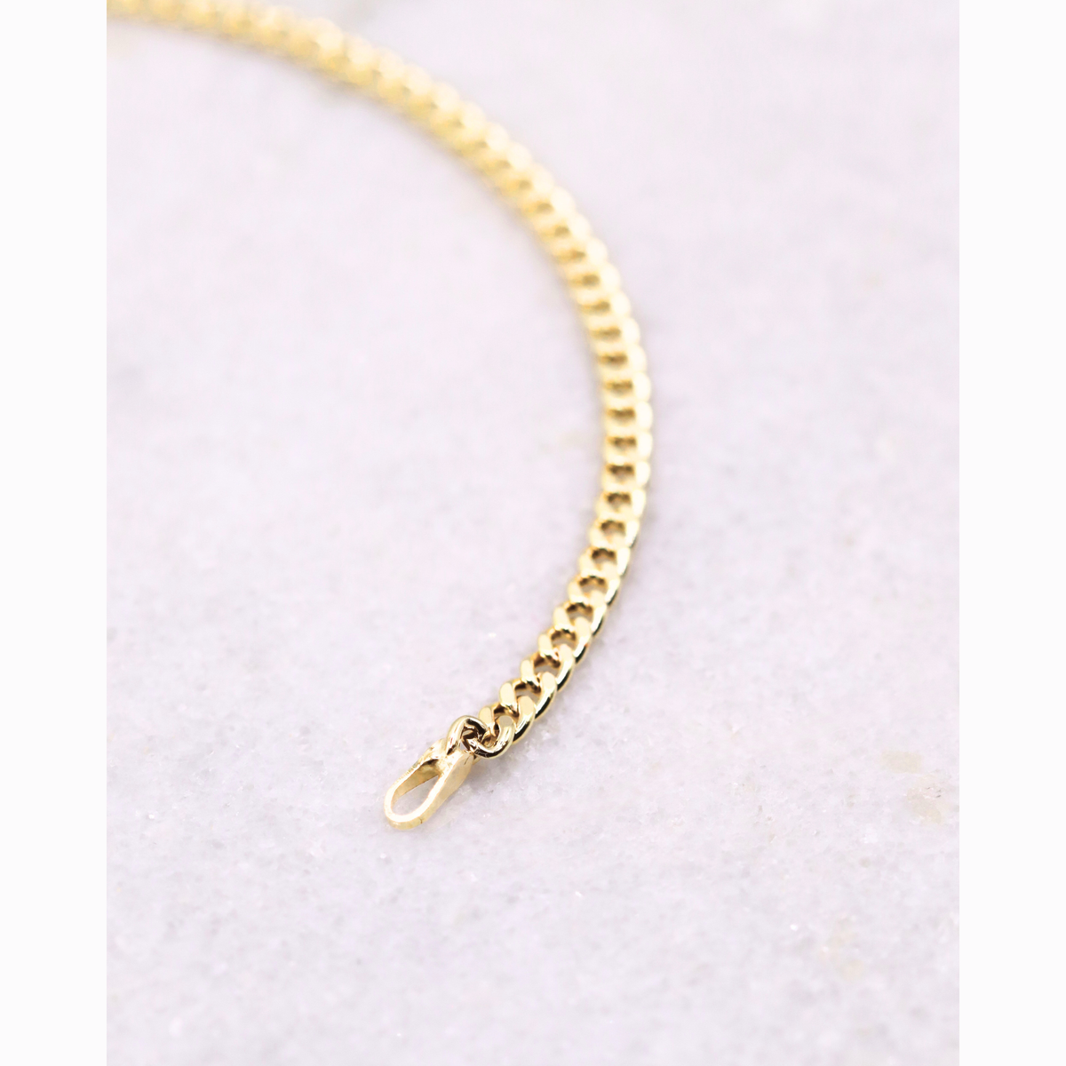 Gourmet armband 2,75 mm 14k goud, gebogen close-up van de schakels
