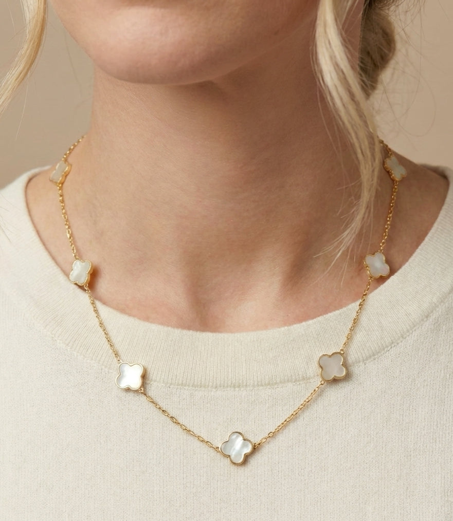 Klaver Parelmoer Ketting 1 mm 14k goud, close-up gedragen om de hals