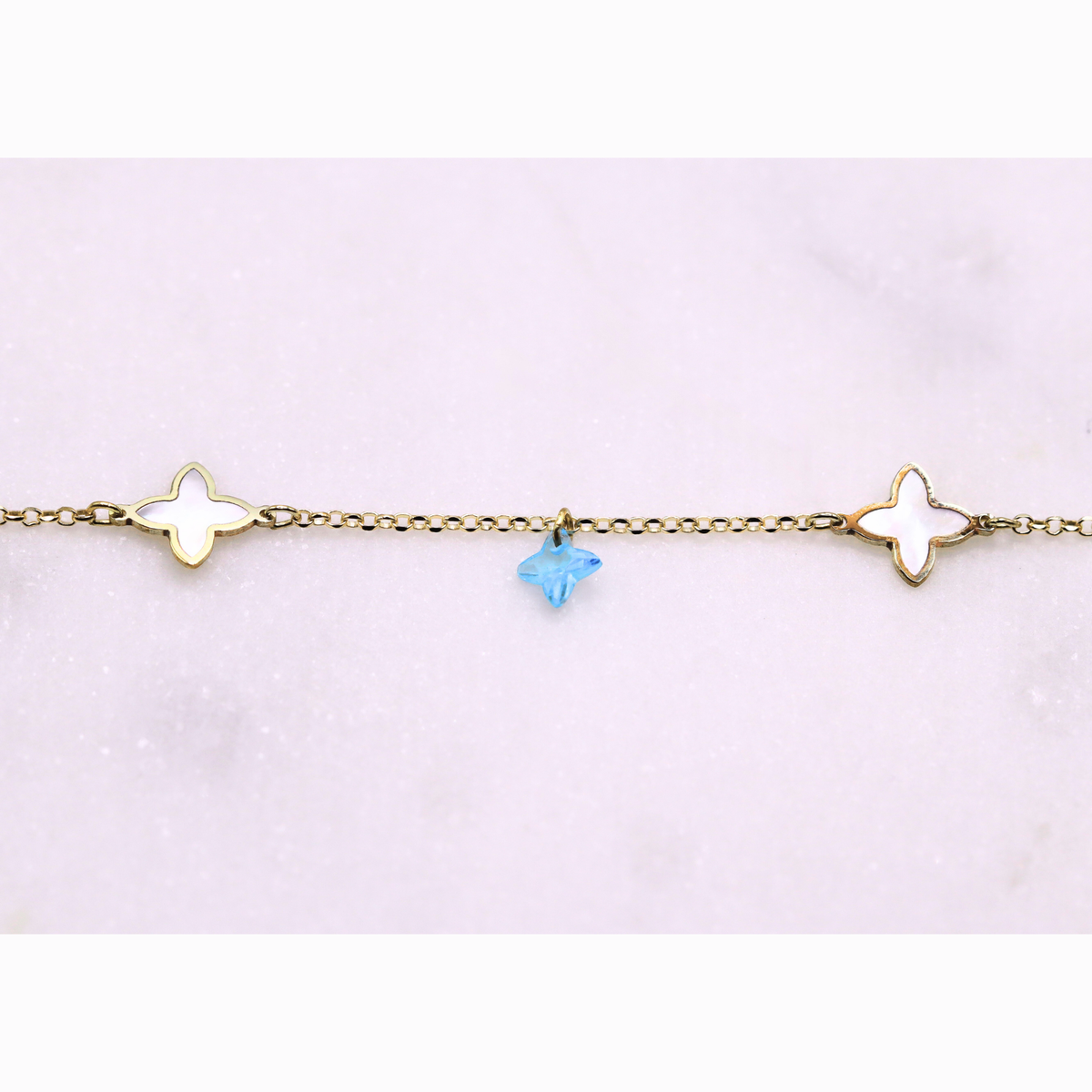 Klaver armband parelmoer & blauw detail 1 mm 9k goud, close-up van de schakels
