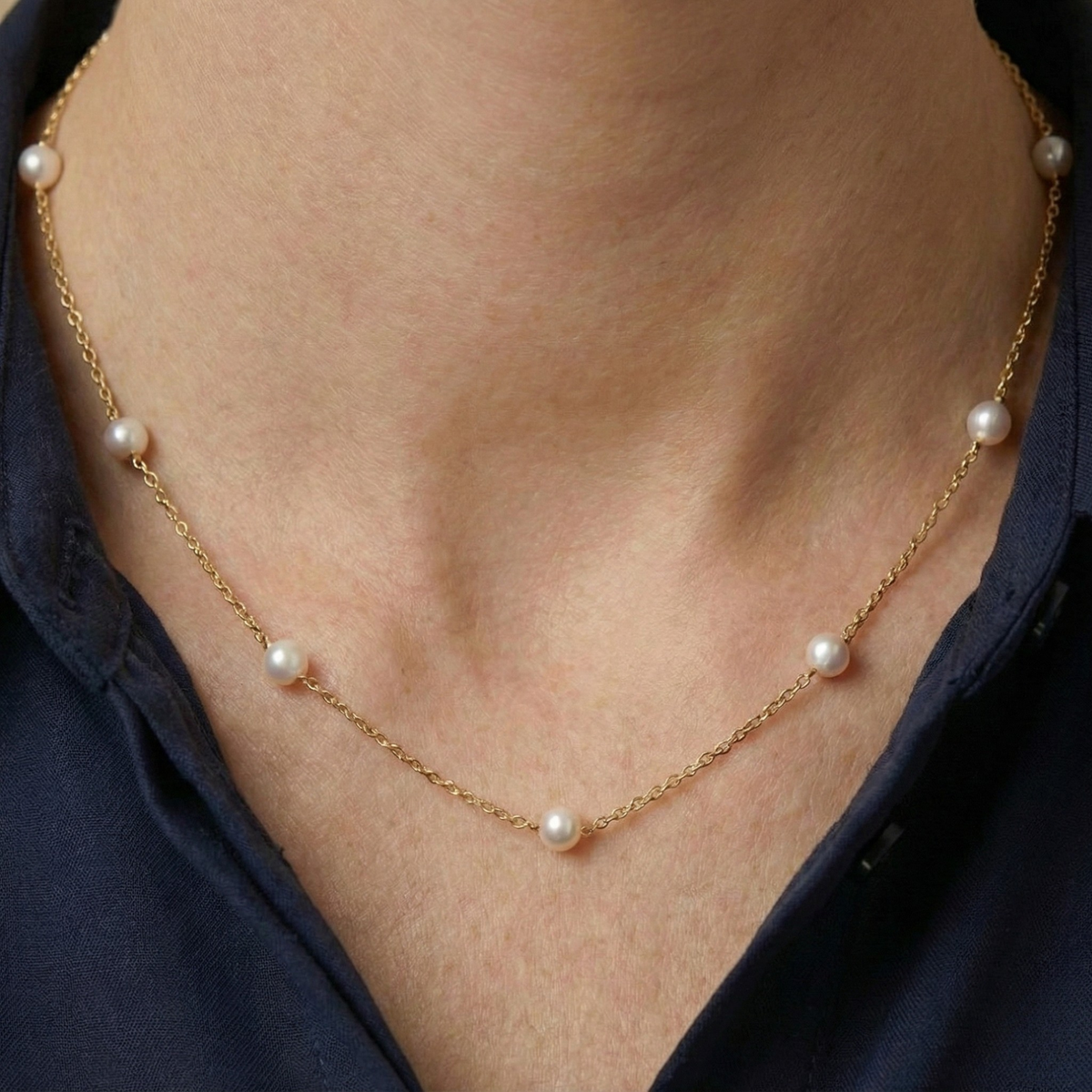 Parel ketting 14k goud, close-up gedragen om de hals