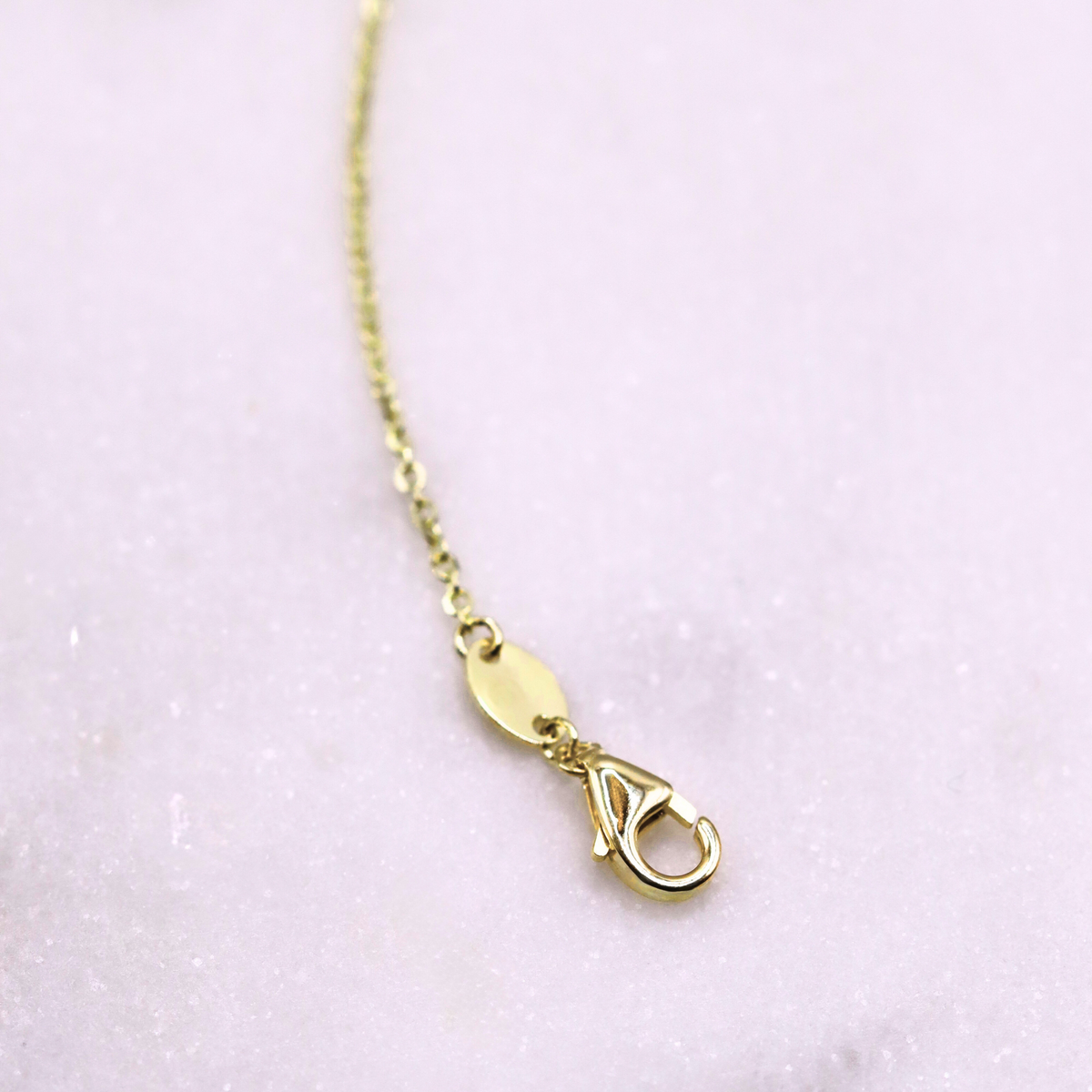 Edelsteen armband malachiet & parelmoer 1 mm 14k goud, detail van de karabijnsluiting