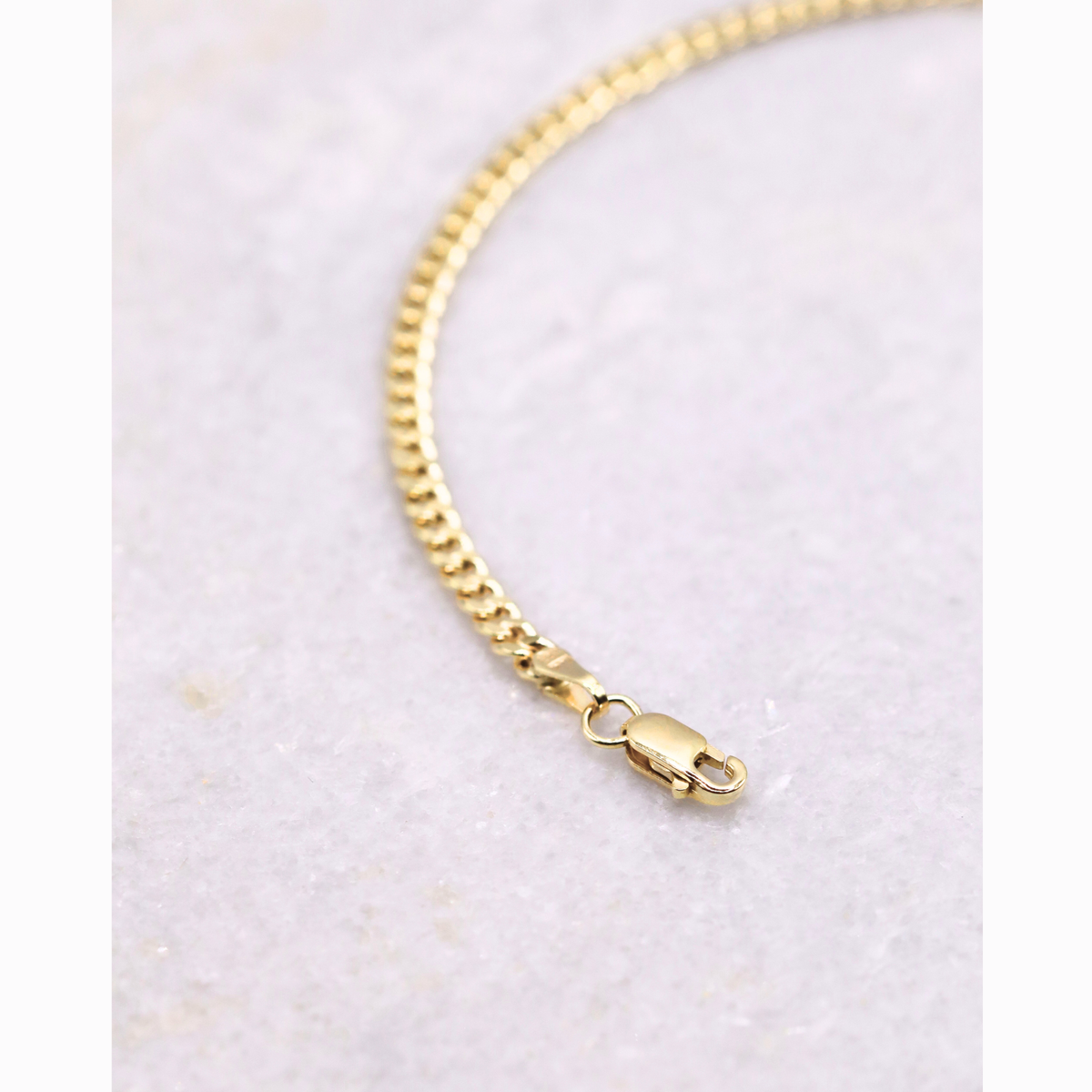 Gourmet armband 2,75 mm 14k goud, detail van de karabijnsluiting