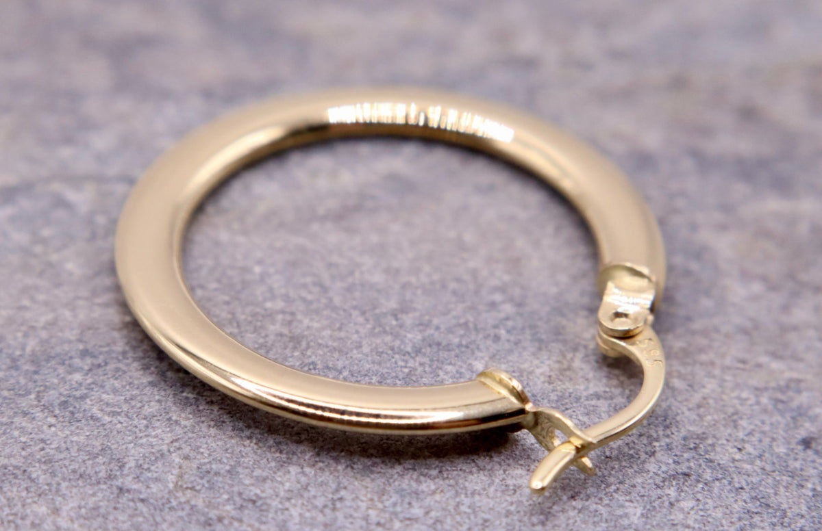 Platte creolen 24 mm 14k goud, detail van de klapsluiting