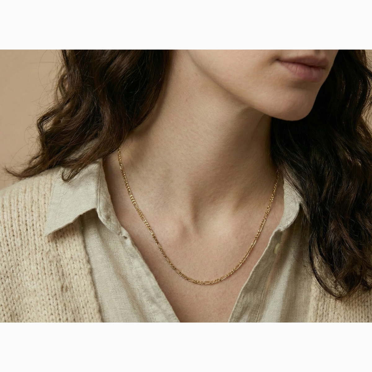 Figaro schakelketting 2 mm 14k goud, gedragen om de hals door een model