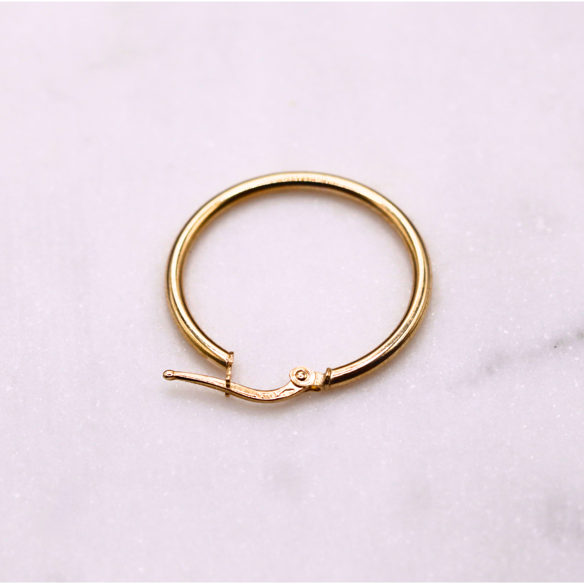 Creolen 25 mm 14k goud, detail van de klapsluiting
