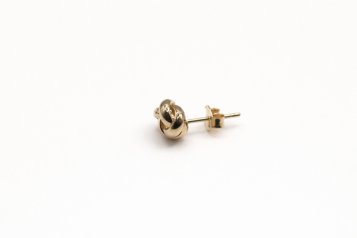 Knoop oorsteker 8 mm 14k goud, zijaanzicht met steker en vlindersluiting