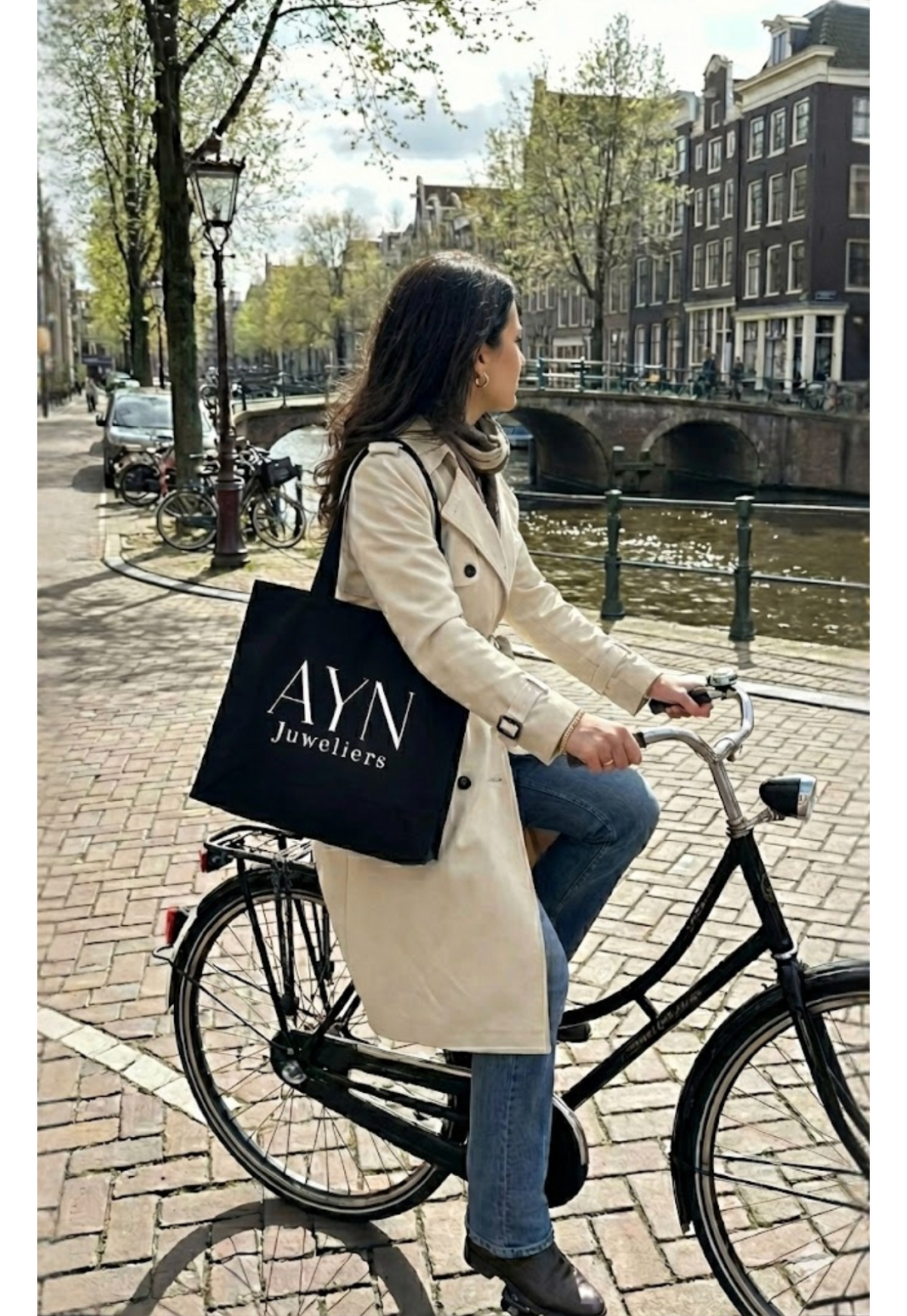 AYN Amsterdam lifestyle bij Knoop oorsteker 8 mm 14k goud: model met katoenen tas