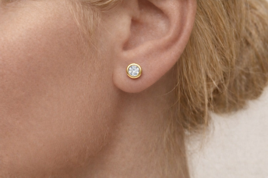 Bezel oorstekers zirkonia 14k goud, gedragen in het oor