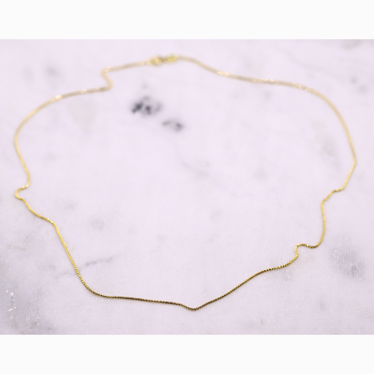 Vossenstaart Ketting (Wheat/Foxtail) 1 mm 14k goud, opengelegd op natuursteen