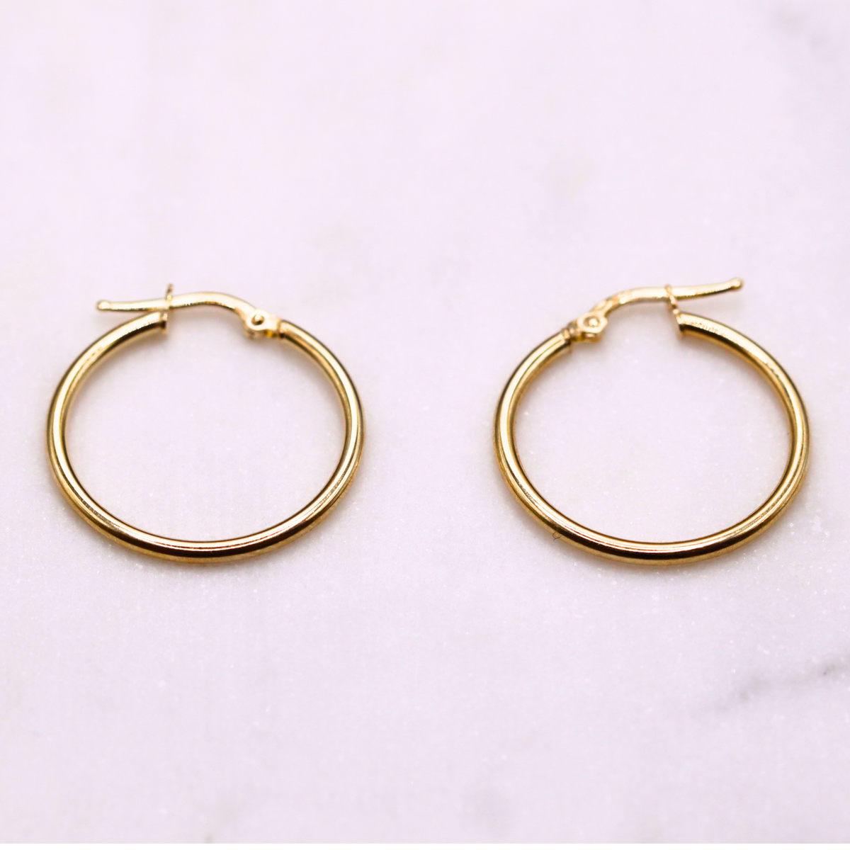Creolen 25 mm 14k goud, paar op natuursteen