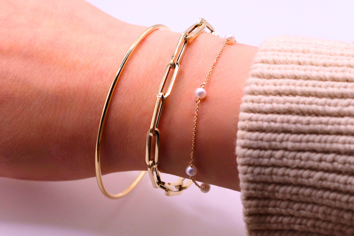 Parel armband fijne 4 mm parels 14k goud, gedragen in een armbandenset om de pols