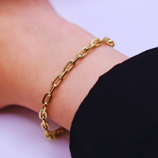 Link Chain Schakelarmband 4,5 mm 14k goud, gedragen om de pols