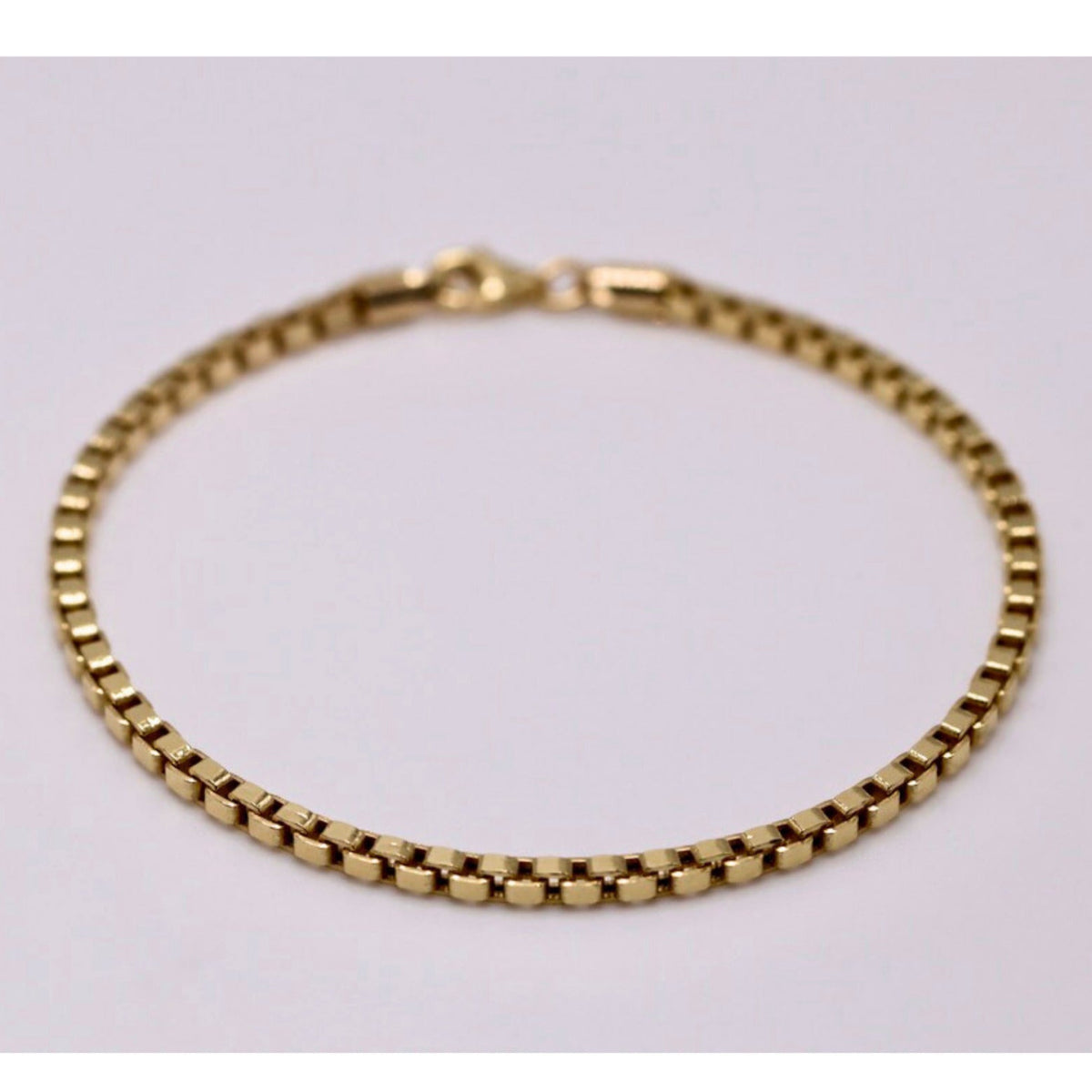 Box schakelarmband 2,75 mm 14k goud, productfoto in lus op witte achtergrond