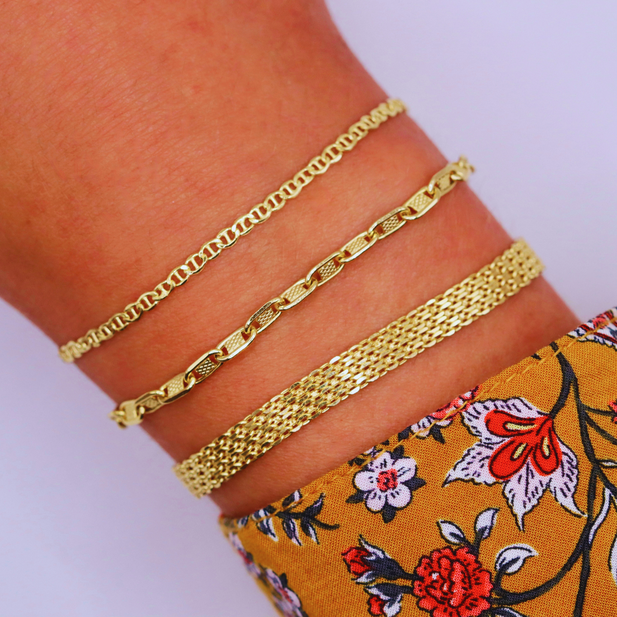 Mariner armband 3,5 mm 14k goud, gedragen in een armbandenset om de pols