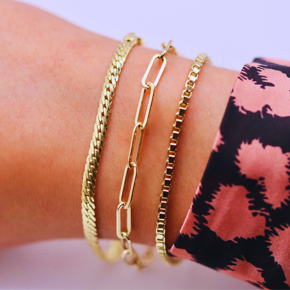 Box schakelarmband 2,75 mm 14k goud, gedragen in een armbandenset om de pols