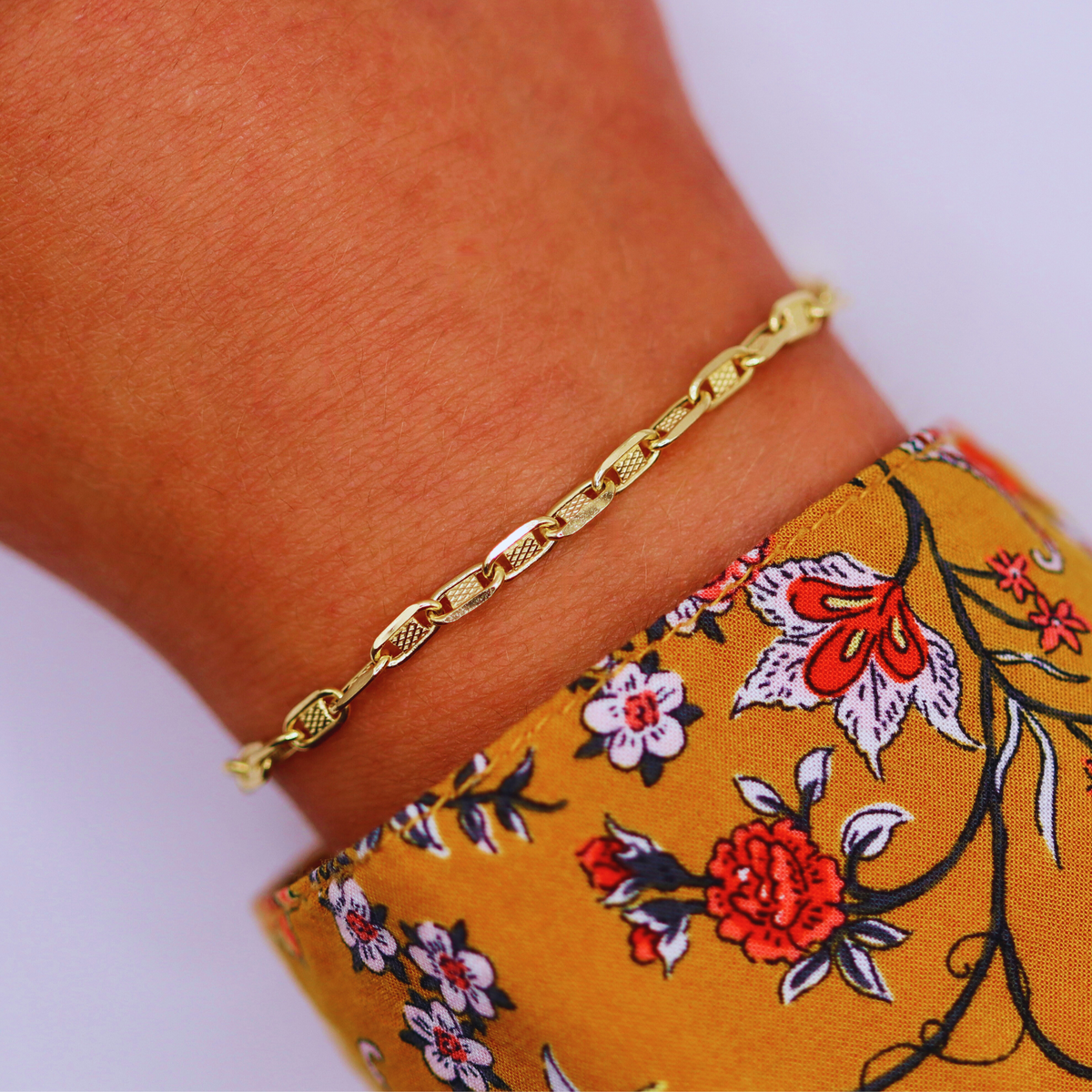 Mariner armband 3,5 mm 14k goud, gedragen om de pols