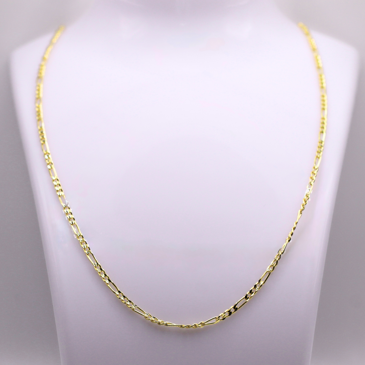 Figaro schakelketting 2,5 mm 14k goud op een sieradenbuste