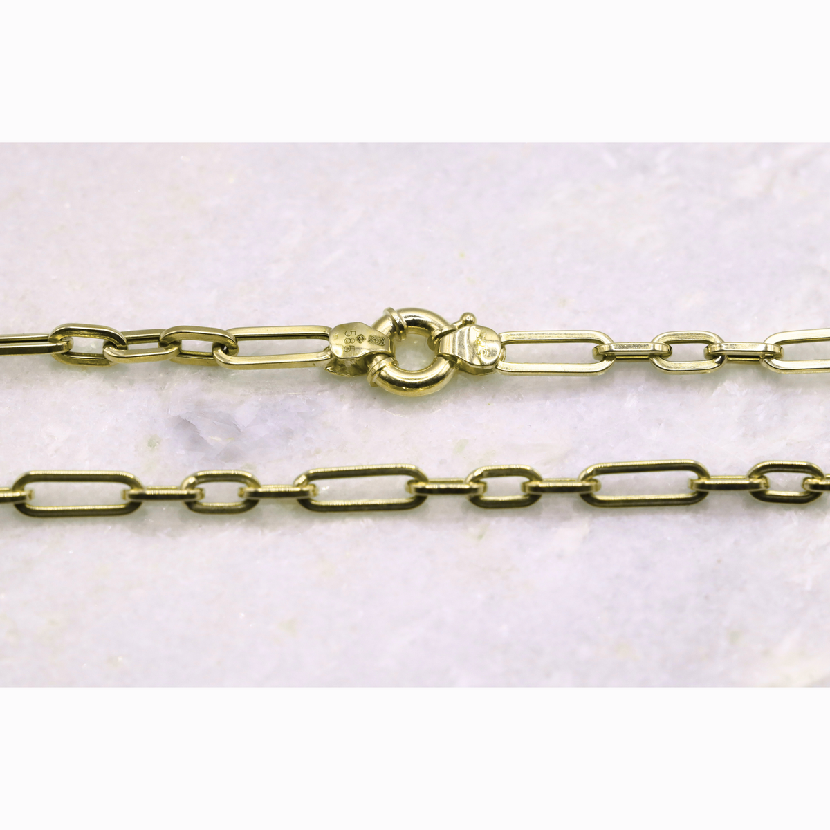 Paperclip ketting 4,5 mm 14k goud, detail van de sluiting