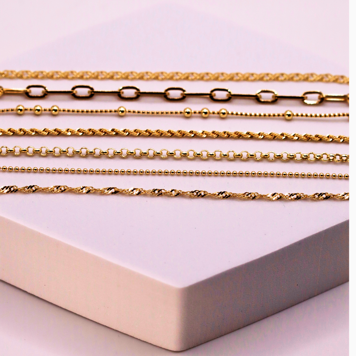 AYN collectie kettingen op display bij Bolletjes station ketting 3 mm 14k goud