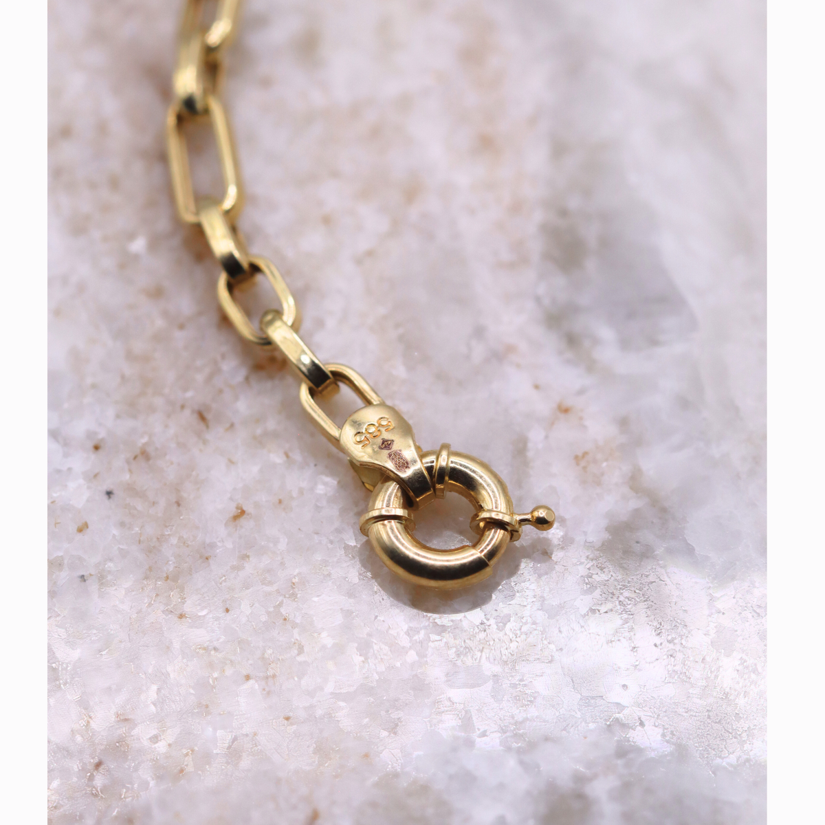 Anker schakelarmband 3 mm 14k goud, detail van de springsluiting