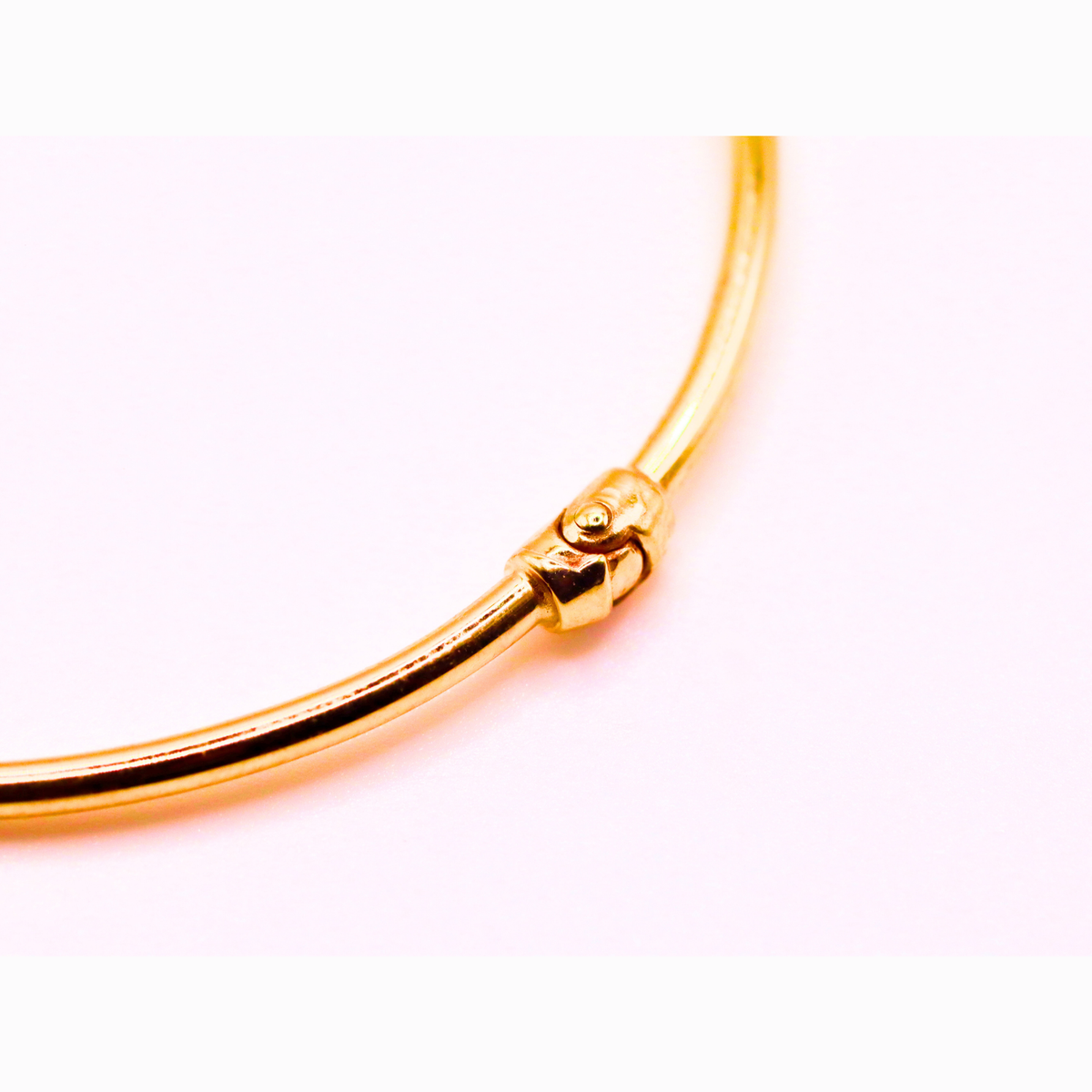 Bangle armband 1,8 mm 14k goud, schuin aanzicht