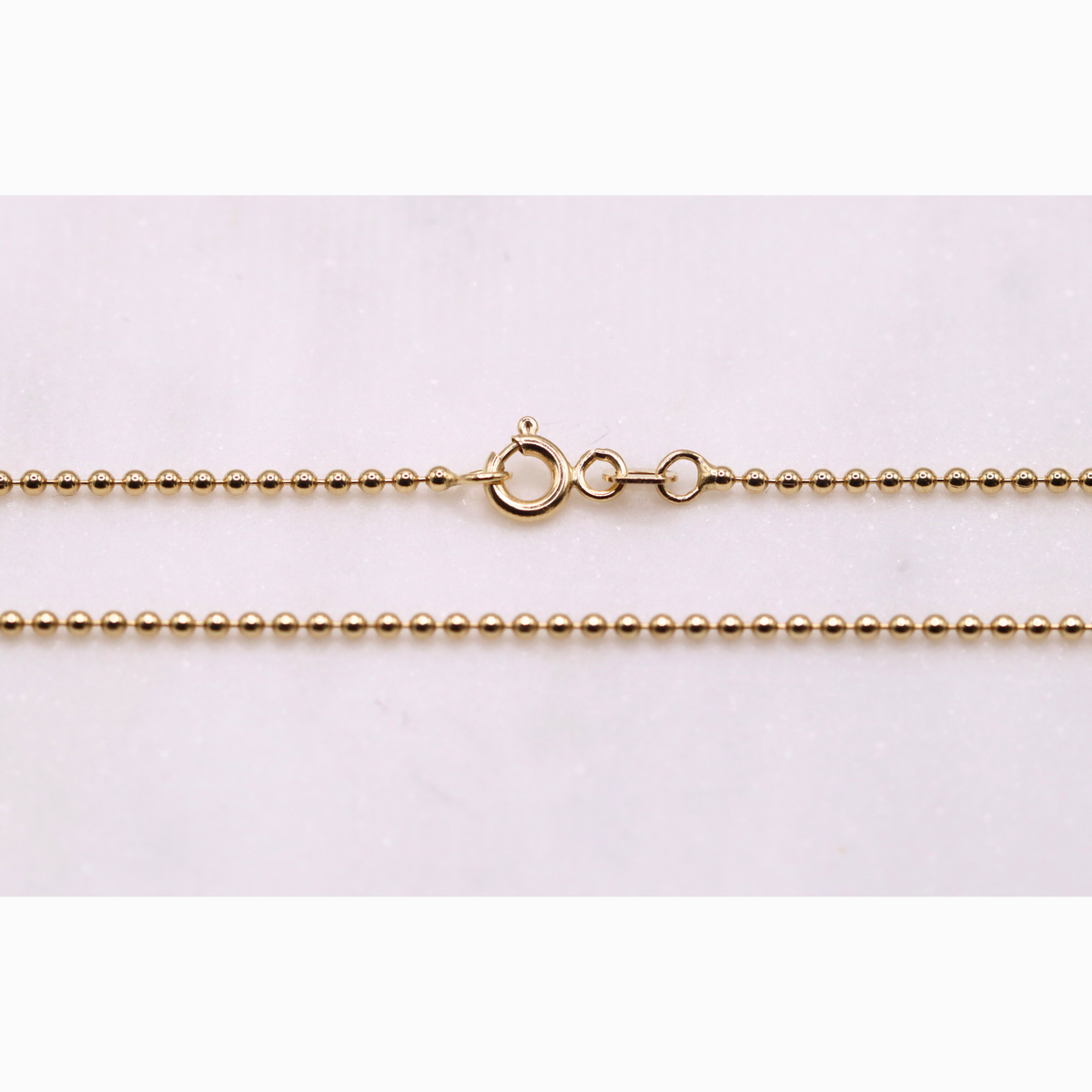 Bolletjesketting 1,5 mm 14k goud, detail van de sluiting