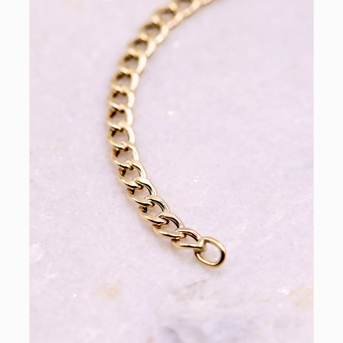 Gourmet armband 4,75 mm 14k goud, gebogen close-up van de schakels