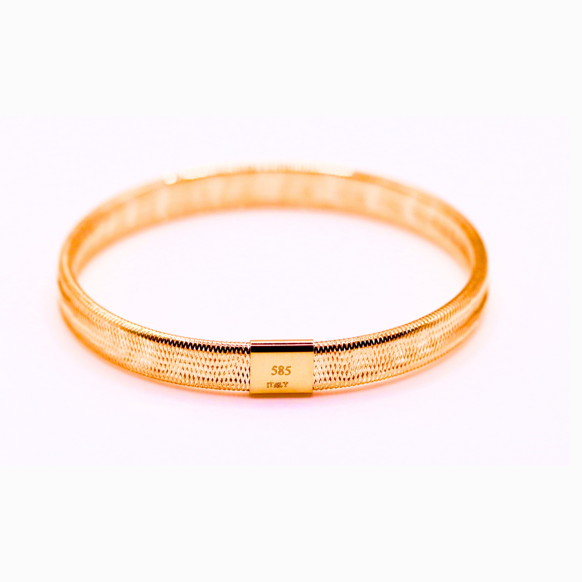Geweven stretch armband 5,5 mm 14k goud, productfoto in lus op witte achtergrond