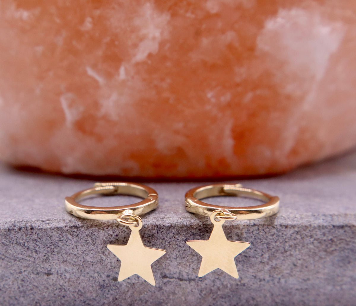 Creolen met sterbedel 12,5 mm 14k goud, paar op natuursteen
