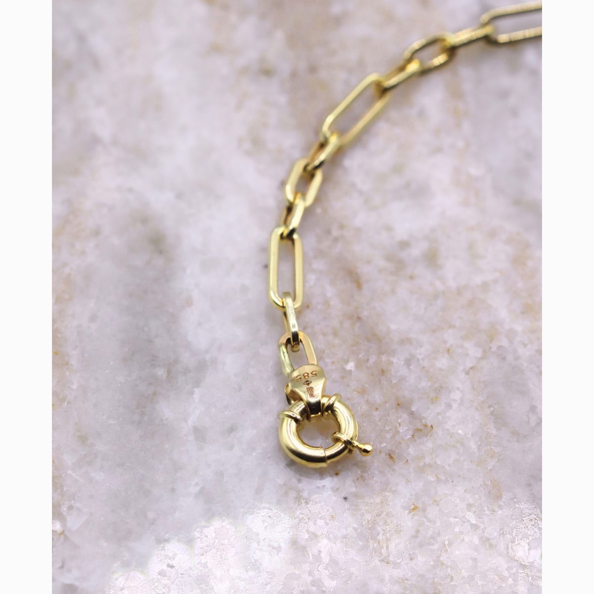 Paperclip armband classic 4 mm 14k goud, detail van de springsluiting