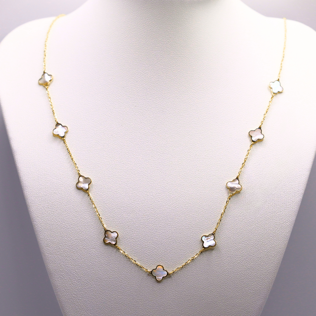 Klaver Parelmoer Ketting 1 mm 14k goud op een sieradenbuste