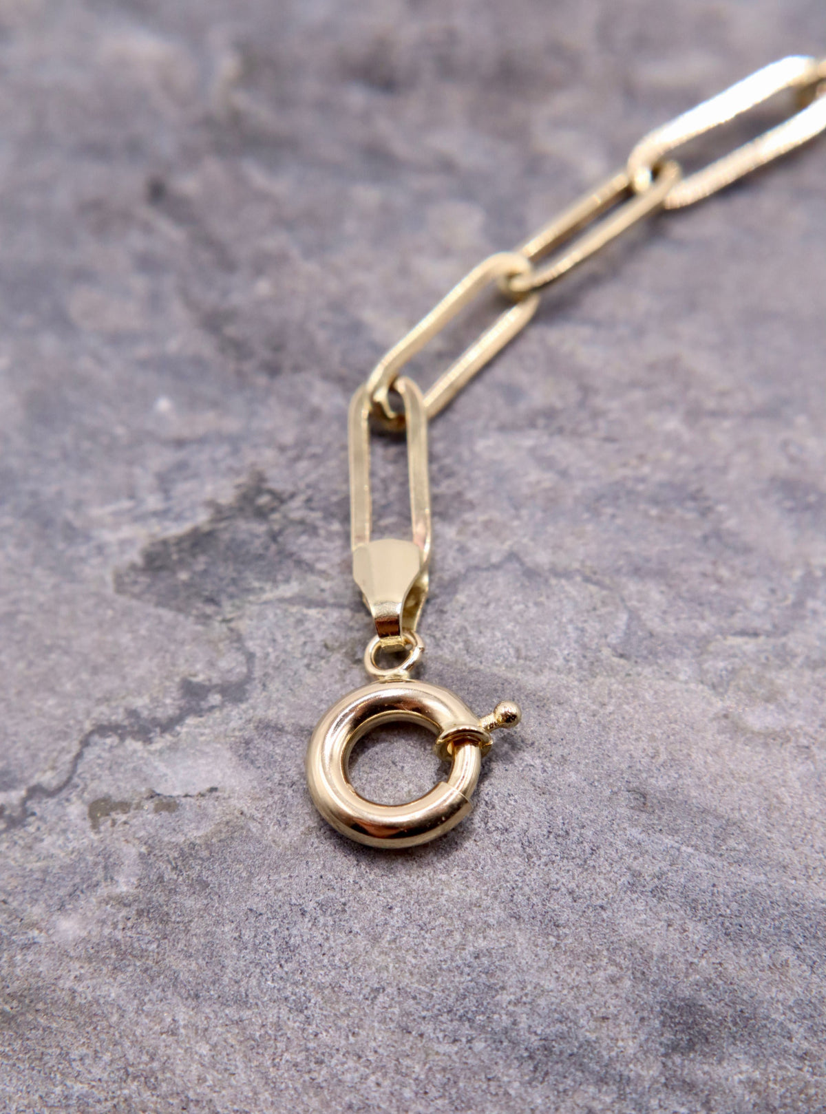 Paperclip Armband Elegance 4 mm 14k goud, detail van de sluiting op natuursteen