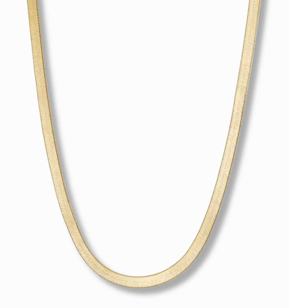 Herringbone ketting 3 mm 14k goud, hangend op witte achtergrond
