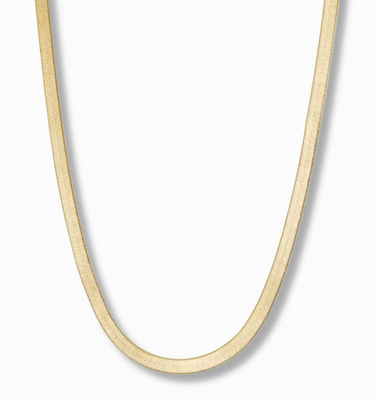 Herringbone ketting 3 mm 14k goud, hangend op witte achtergrond