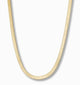 Herringbone ketting 3 mm 14k goud, hangend op witte achtergrond