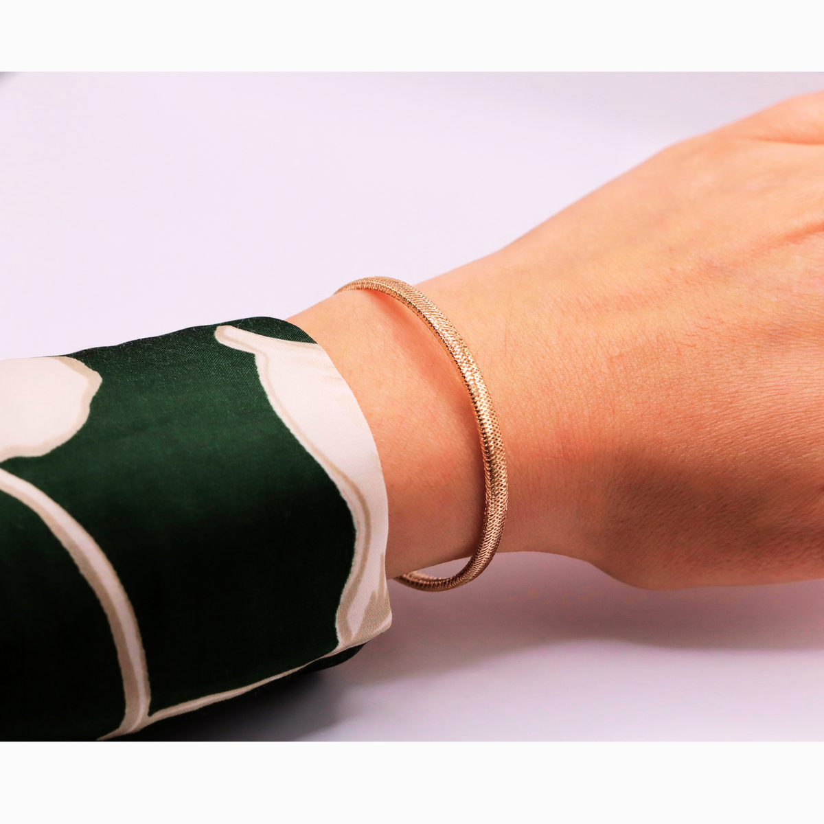 Gevlochten Armband 4 mm 14k goud, gedragen om de pols