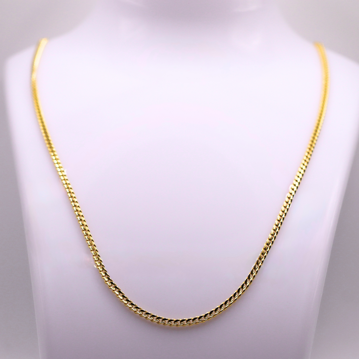 Gourmet ketting 2,5 mm 14k goud op een sieradenbuste