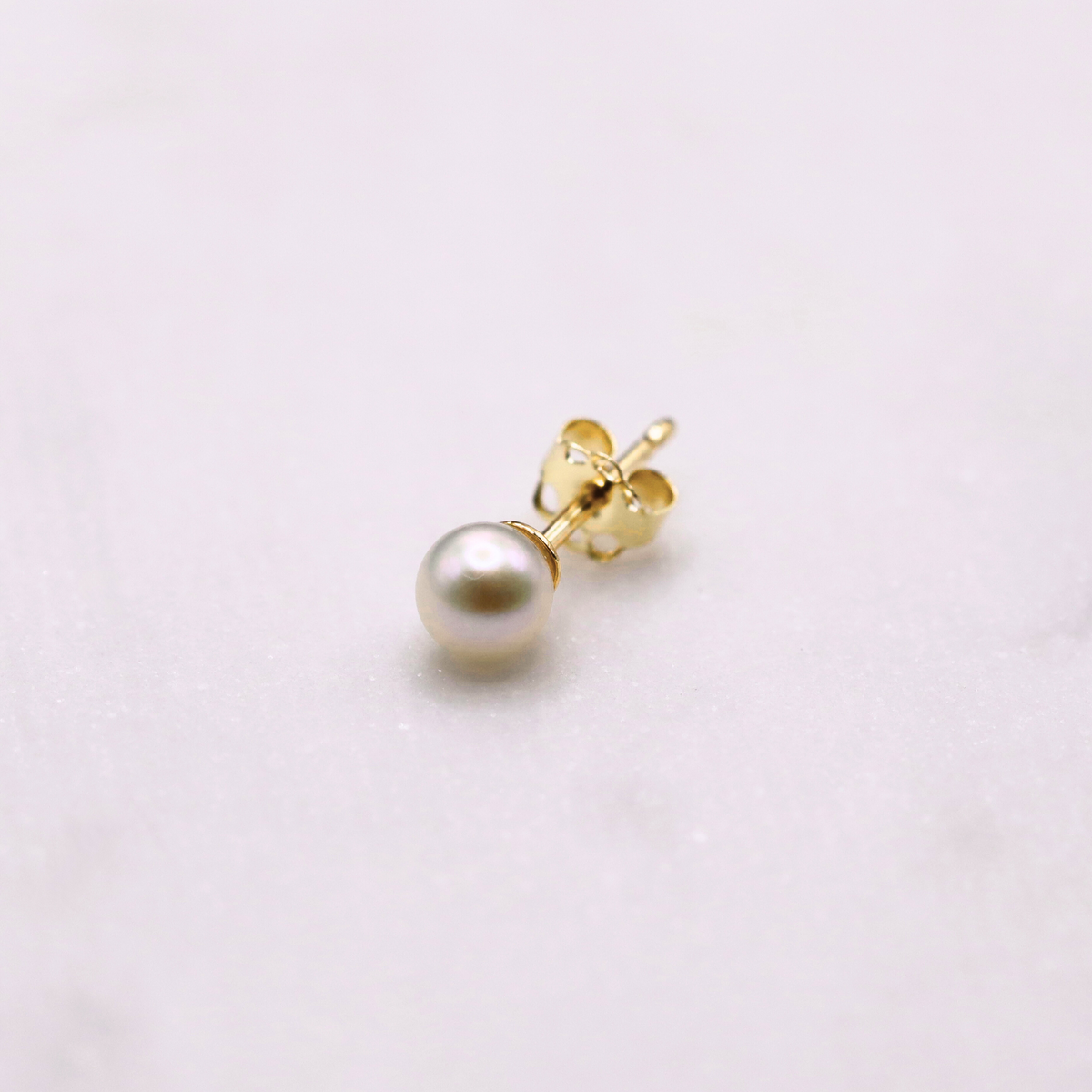 Parel oorstekers 5 mm 14k goud, zijaanzicht met steker en vlindersluiting