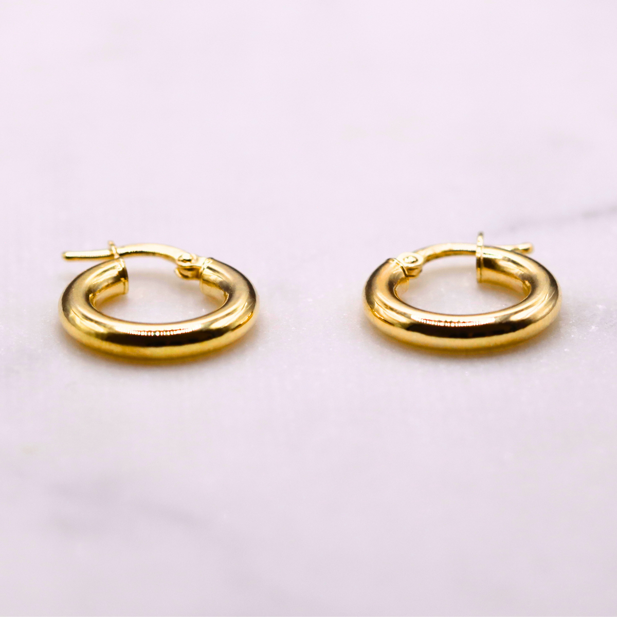 Gladde creolen 16 mm 14k goud, paar op natuursteen