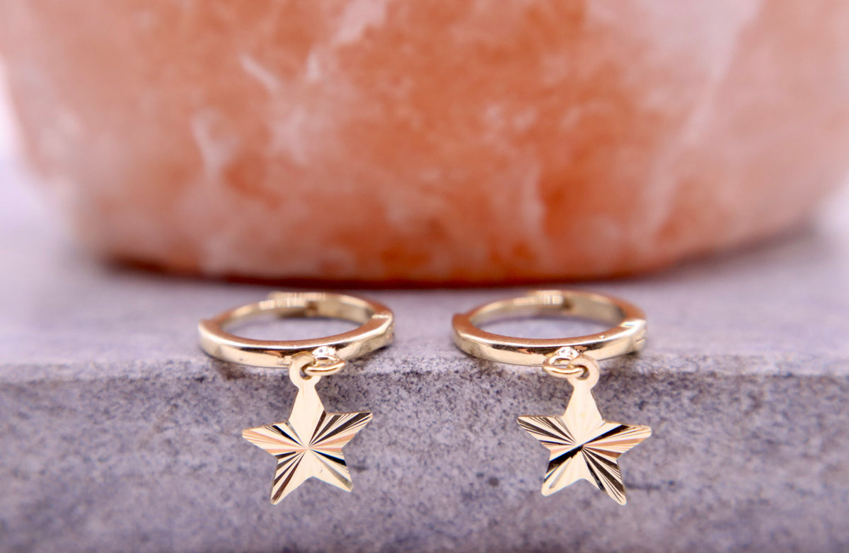 Ster-drop oorbellen 14k goud, paar op natuursteen